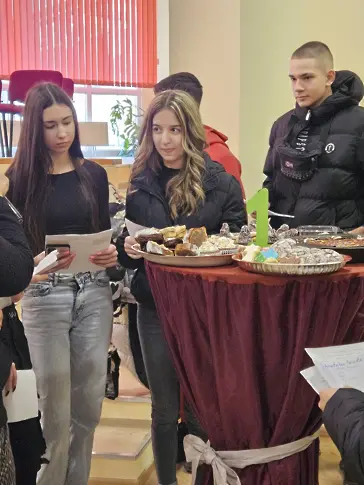  Ученици от ДФСГ „ Интелект “ сложиха начало на коледни инициативи/СНИМКИ/ 