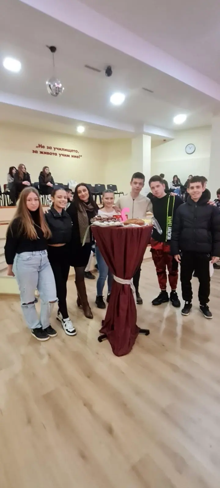  Ученици от ДФСГ „ Интелект “ сложиха начало на коледни инициативи/СНИМКИ/ 