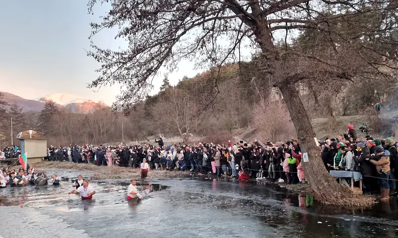 Мъжкото хоро в Калофер: Стотици влязоха в ледените води на Тунджа (СНИМКИ) 