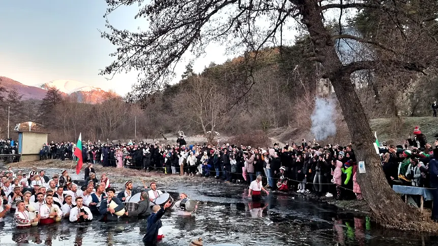  Мъжкото хоро в Калофер: Стотици влязоха в ледените води на Тунджа (СНИМКИ) 