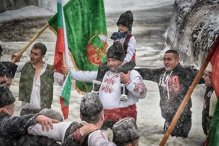 Богоявленски водосвет, вадене на кръста и мъжко хоро в Сливен