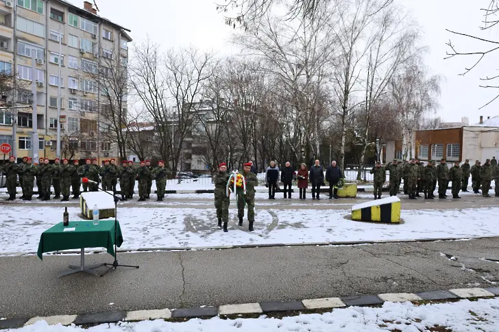 В Плевен почетоха паметта на българските военнослужещи от 5-та Шипченска механизирана бригада, загинали в мисията на Коалиционните сили в Ирак/СНИМКИ/