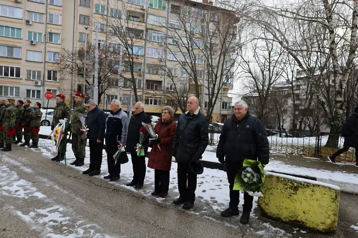 В Плевен почетоха паметта на българските военнослужещи от 5-та Шипченска механизирана бригада, загинали в мисията на Коалиционните сили в Ирак/СНИМКИ/
