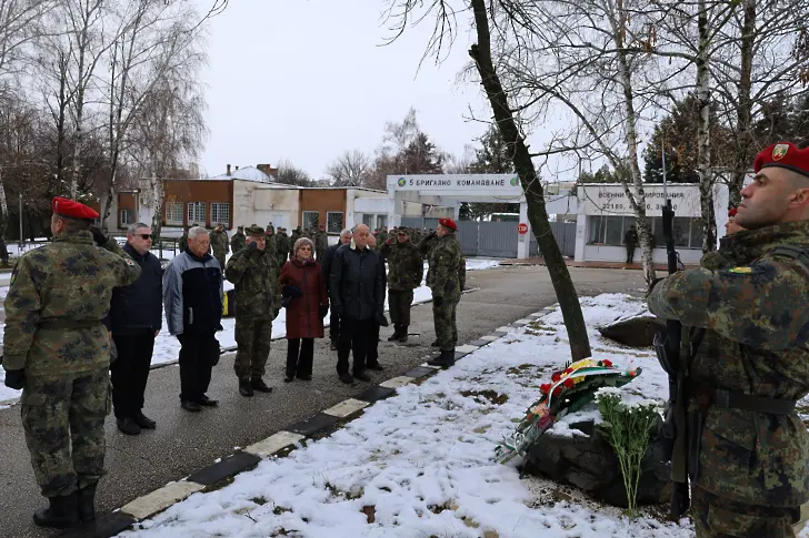 В Плевен почетоха паметта на българските военнослужещи от 5-та Шипченска механизирана бригада, загинали в мисията на Коалиционните сили в Ирак/СНИМКИ/