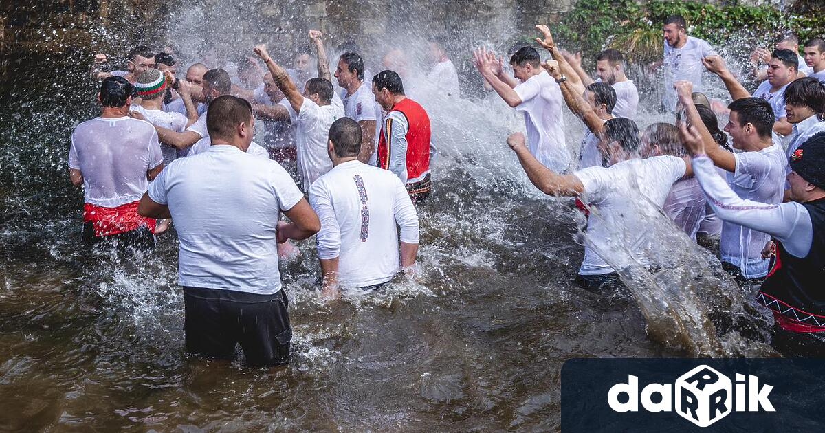 На големия християнски празник – Йордановден Богоявленският кръст бе спасен