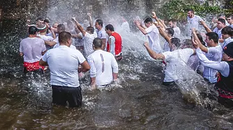 Повече от 50 смелчаци скочиха да  „спасяват“  Богоявленския кръст във Враца