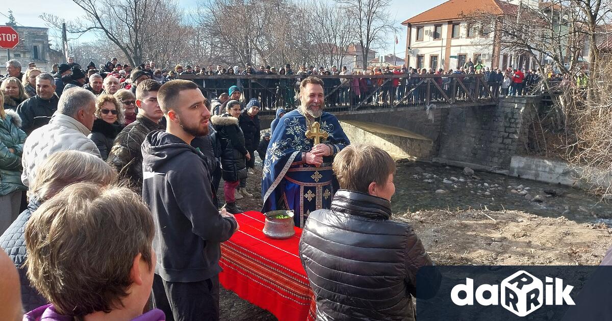 Трима смелчаци скочиха в студените води на река Твърдишка за