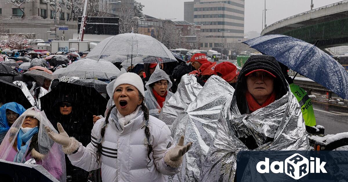 Въпреки силния снеговалеж и студ хиляди хора се събраха в