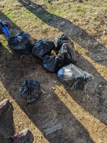  Община и доброволци разчистиха бунище в река преди Богоявление 