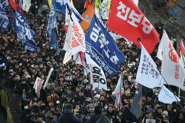  Протести в Сеул: Разделени отзиви по отношение на импийчмънта на президента 