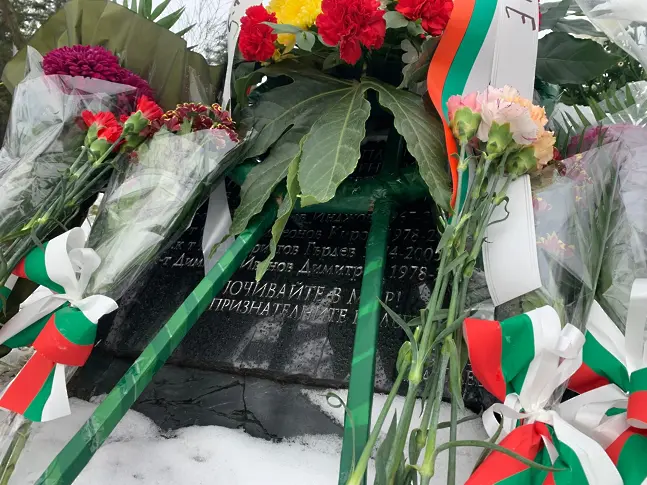 В Плевен почетоха паметта на българските военнослужещи от 5-та Шипченска механизирана бригада, загинали в мисията на Коалиционните сили в Ирак/СНИМКИ/