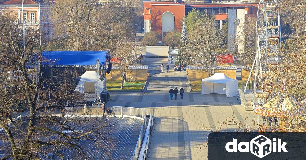 Монтирането на ледената пързалка в Плевен върви усилено и атракционът