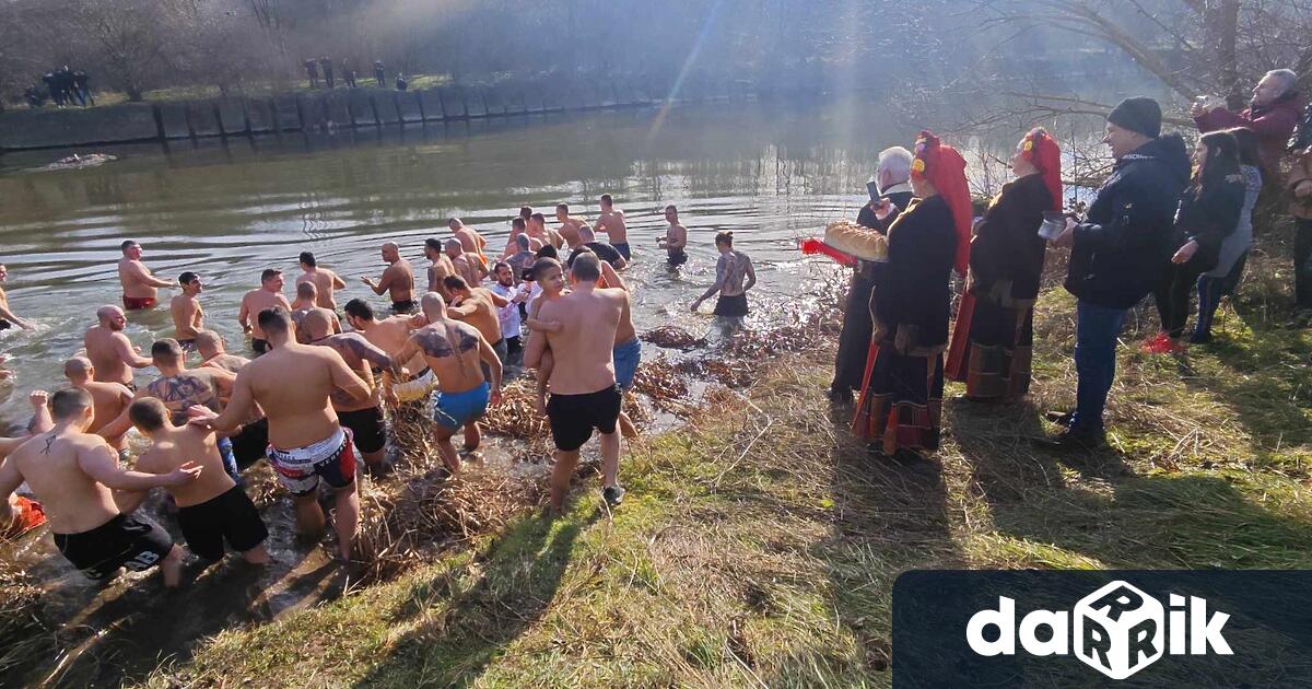 47 годишният Георги Георгиев извади днес богоявленския кръст от водите