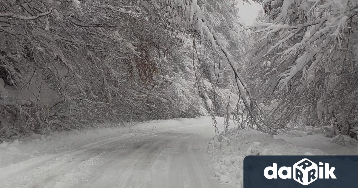 Вече второ денонощие заради прекъснати електропроводи вследствие на обилните снеговалежи