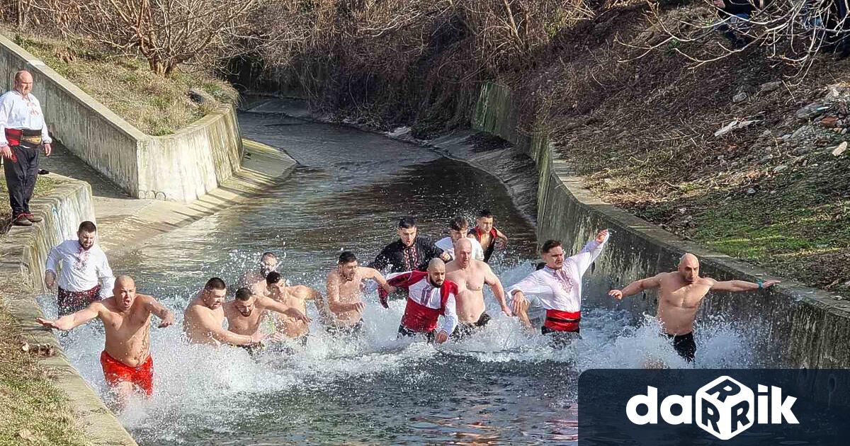 За втора поредна година 37 годишният Иван Русев извади богоявленския