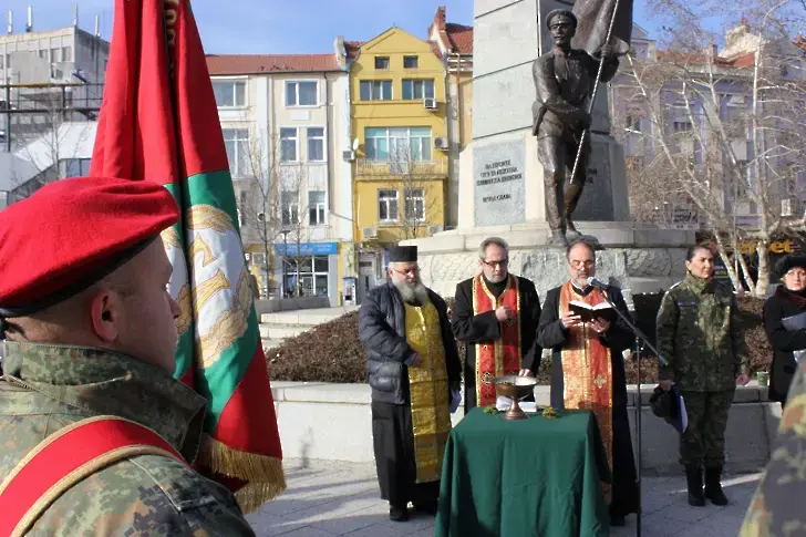 В Плевен осветиха бойните знамена на военните формирования от гарнизона/СНИМКИ/