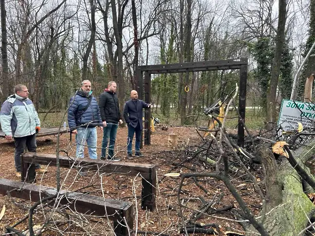 Паднало дърво нанесе щети върху фитнес площадка в „Лаута”