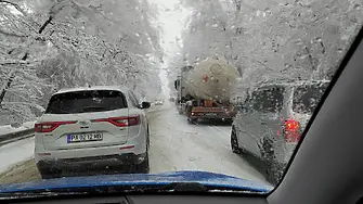 Закъсал камион затвори платно от пътя Велинград - Костандово