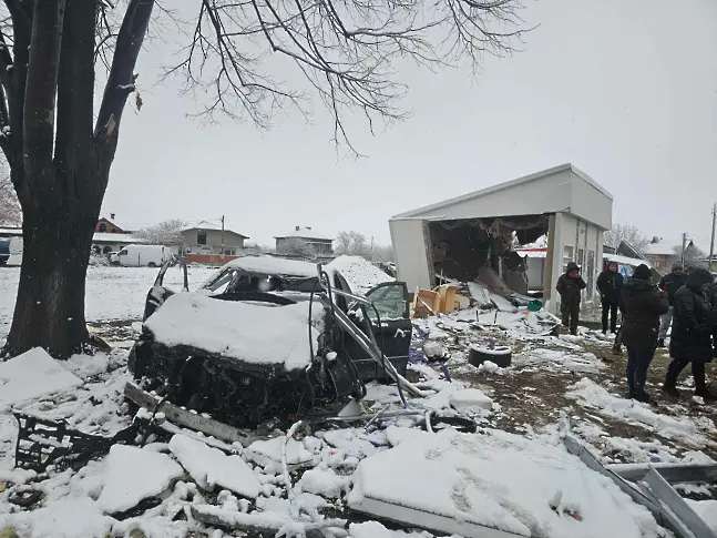 Млад шофьор помете с бясна скорост две постройки в пазарджишко село