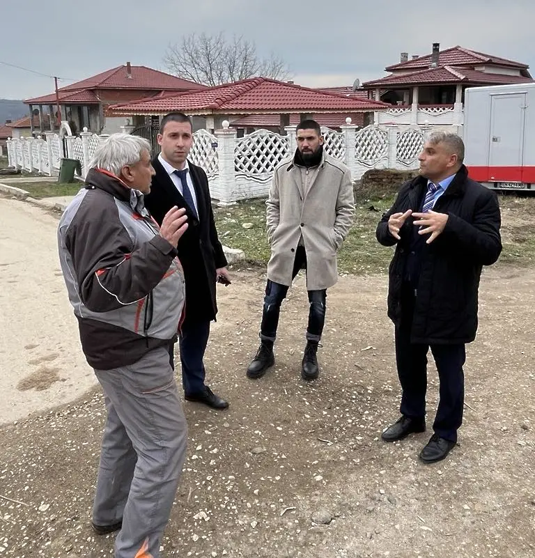 Николай Абрашев беше на работно посещение в село Буковлък след подаден сигнал от кмета Георги Божинов 