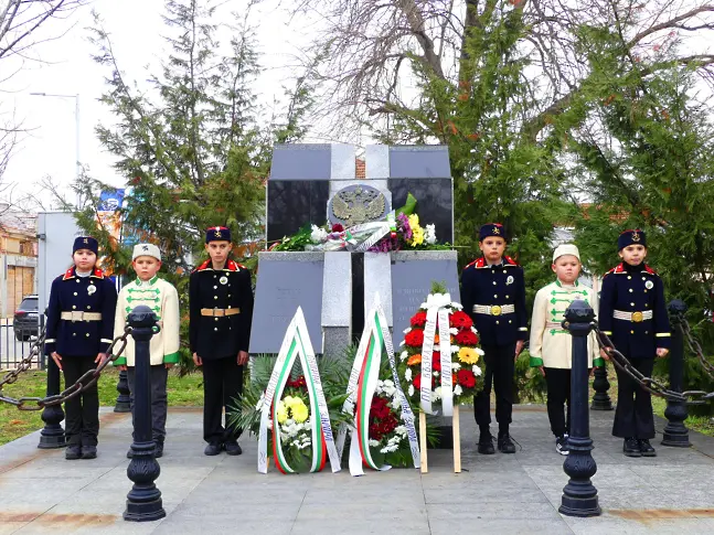 Новозагорци сведоха глава пред паметника на Освобождението