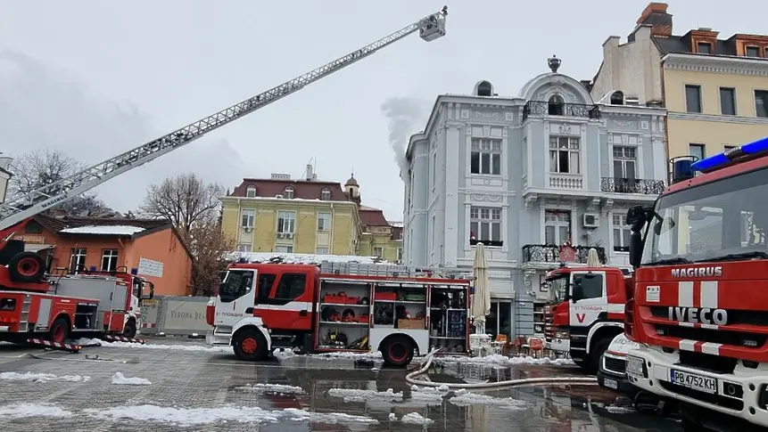 Къща, която е паметник на културата, гори в центъра на Пловдив