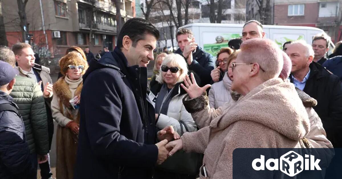 Видео на което мъж успокоява Кирил Петков минути преди да