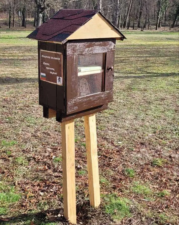  Общински съветници възвърнаха къщички за книги в парк „ Кайлъка “ 