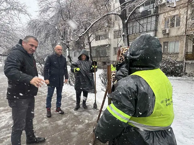 Машини и екипи почистват Пловдив от големия сняг (снимки) 