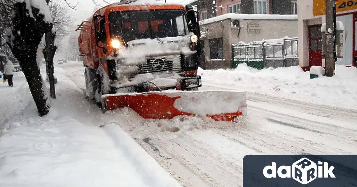 Продължава работата по снегопочистването на територията на 24 те столични