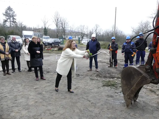 Първа копка за „Реформиране на Дом за стари хора „Света Петка“, с. Баня