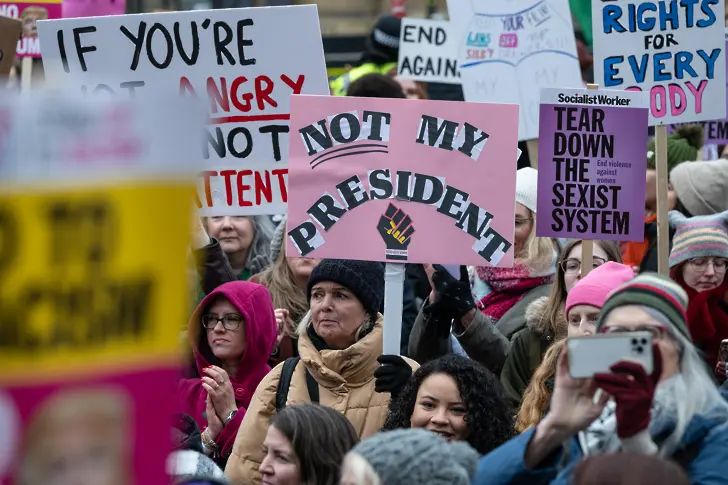  Хиляди американци стачкуваха против „ тръмпизма “ преди инаугурацията на Тръмп 