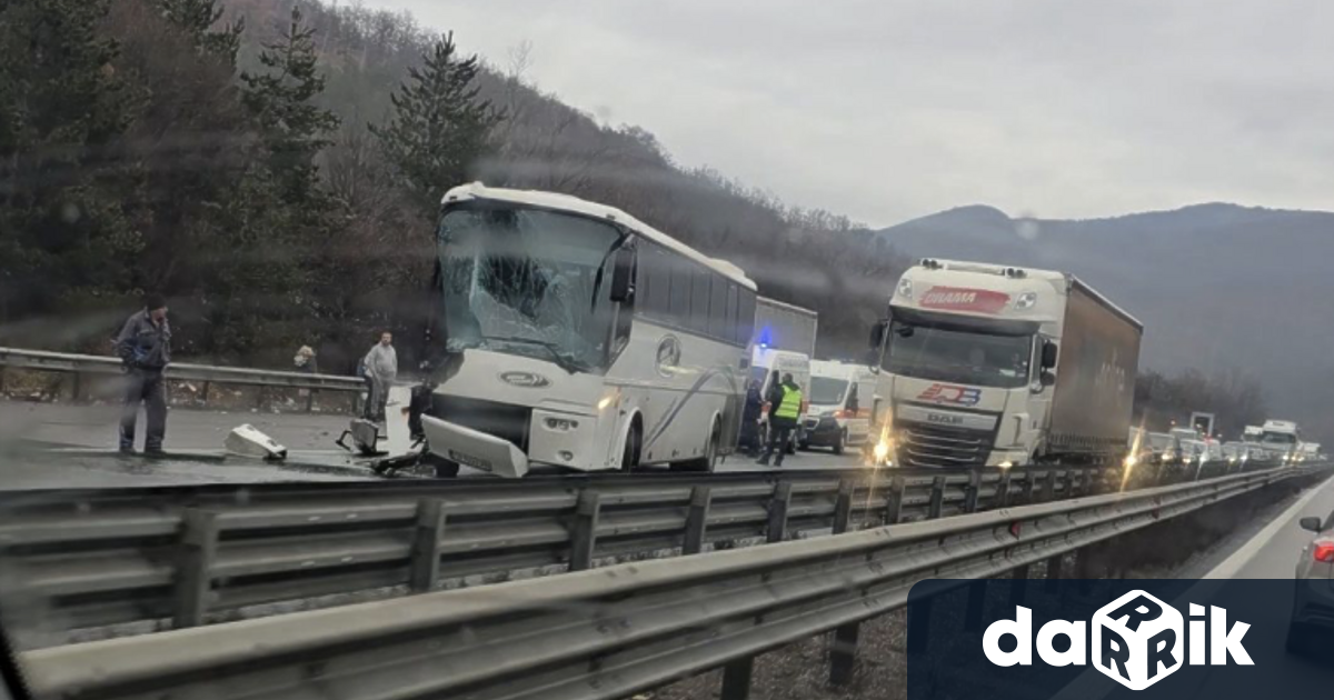 Катастрофа между тир и автобус предизвика задръстване на АМ Хемус