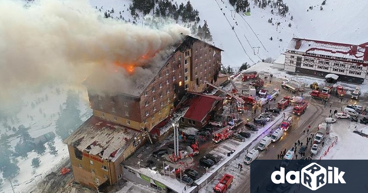 Най малко 10 души са загинали а други 32 са