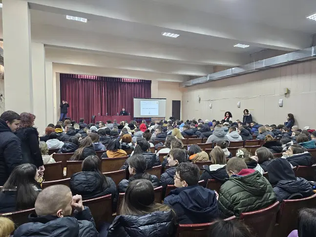  Опасностите в интернет беше тематиката на среща сред чиновници на Министерство на вътрешните работи и възпитаници от плевенски гимназии 