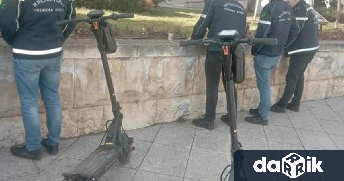 При извършване на проверки по пешеходната зона на града служителите