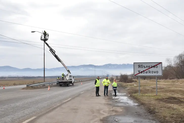 Започна демонтирането на старите осветителни тела на път I-6 Кюстендил - София в района на с. Ябълково