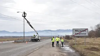 Започна демонтирането на старите осветителни тела на път I-6 Кюстендил - София в района на с. Ябълково