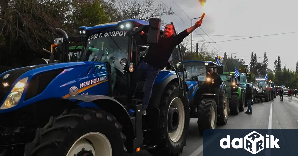 В необичайно мек януарски ден Димитрис Мариноглу оре нивата си