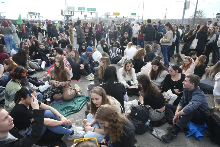  Блокада против корупцията: Протест на сръбски студенти затвори основен път в Белград 