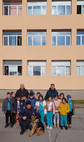  Полицаи гостуваха на деца от ОУ 