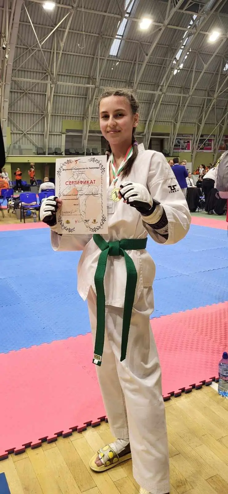  Търговска колегия Нерон с сполучливо показване на Държавно състезание 