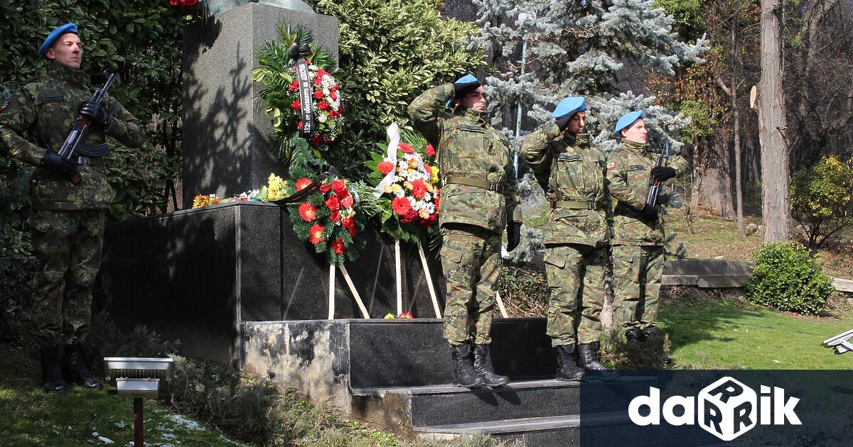 Десетки пловдивчани деца от детски градини ученици граждани представители на