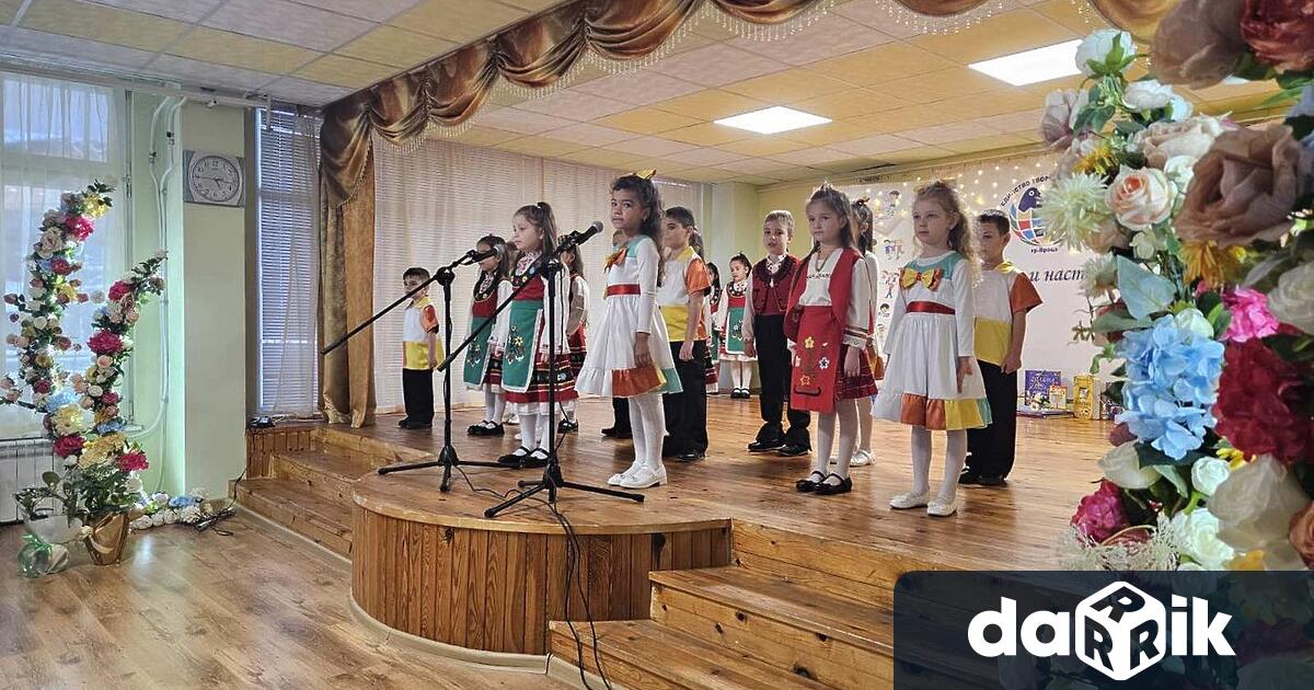 С празничен програма детска градина Единство Творчество Красота постави началото