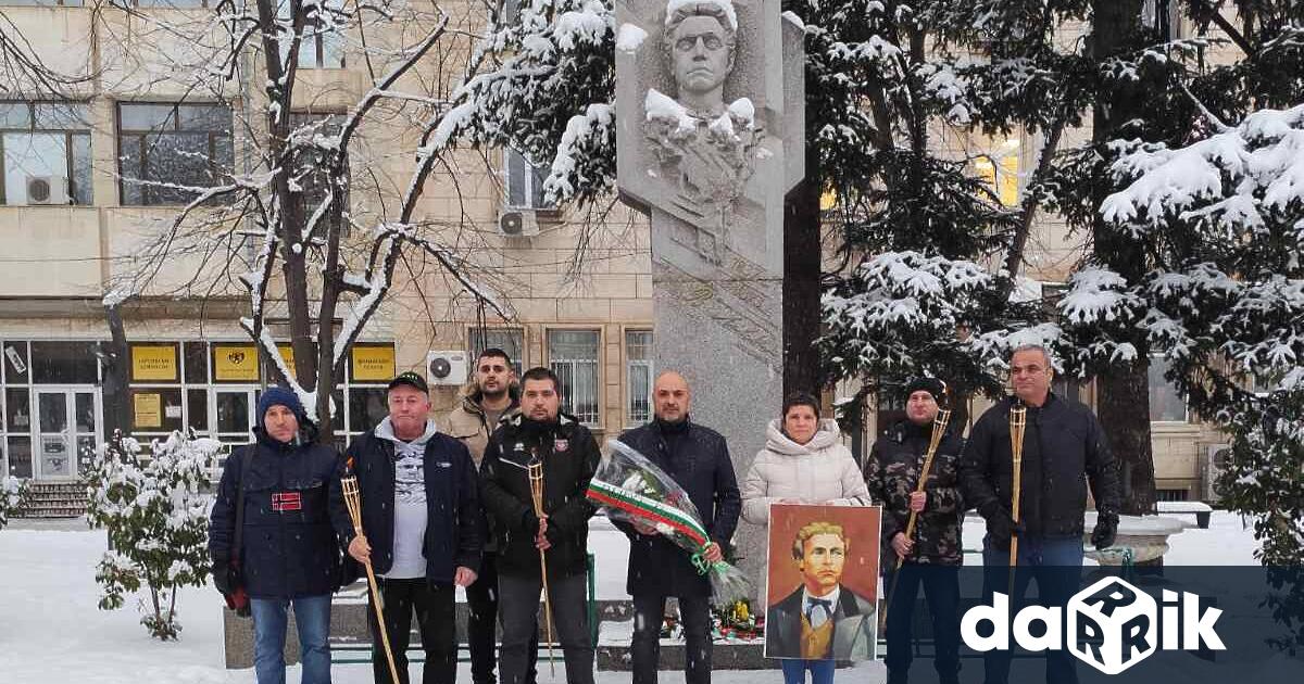 Представители на ВМРО застанаха на почетна факелна стража пред паметника