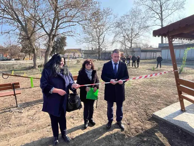 Областният управител на област Плевен Николай Абрашев и Верка Тонова- кмет на с. Гиген откриха Зелен кът за отдих в с. Гиген