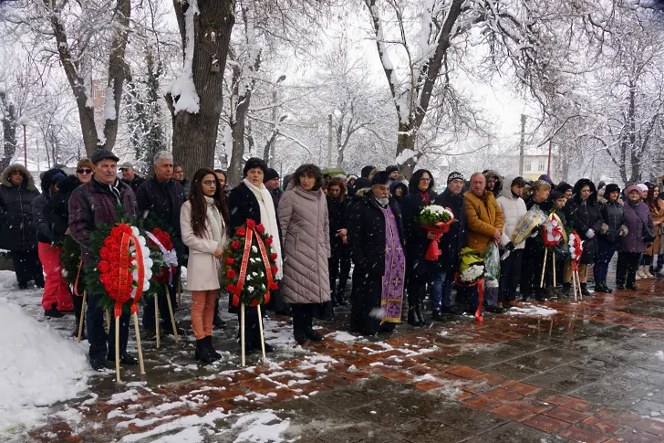  Внушителен израз на респект и поклонение пред Апостола на свободата в град Левски 