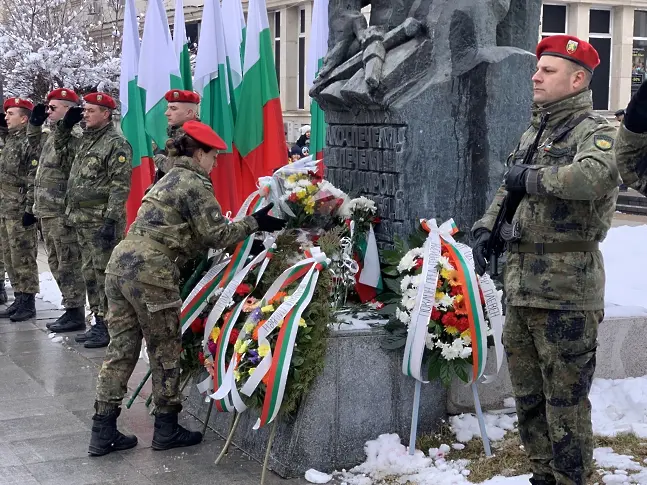 В Плевен стотици се поклониха пред подвига на Васил Левски/СНИМКИ/