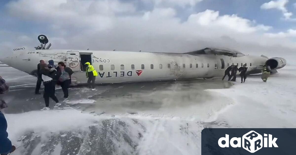 Самолет се преобърна при кацане на канадско летище в Торонто