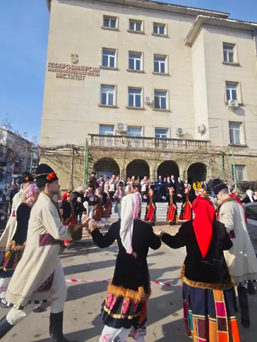 Институтът по лозарство и винарство в Плевен отпразнува с приятели Трифон Зарезан/СНИМКИ/